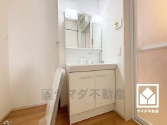 収納付きでスッキリお使い頂ける3面鏡の洗面台です。洗面ボウルが広めなので、忙しい朝でも身支度がしやすく時短になります。