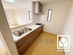 カウンターキッチンなので配膳や片付けがしやすく、お料理中でもお子様の様子が分かって安心です。キッチン横には窓がございますので、昼間は手元が明るく、お料理がはかどります。