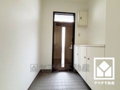 白を基調とした明るい玄関です。シューズボックス付きで、家族の靴もしっかり収納。玄関がいつも片付き、気持ちよくお客様を迎えられます。