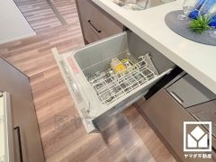 毎日の家事の負担を軽減でき、省エネにもなる食器洗乾燥機付き。
