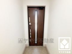 ドアのスリット窓から光が差し込み、外出時にも帰宅時にも、明るい気持ちになれる玄関です。