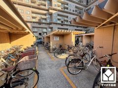 広々とした屋根付き駐輪場を完備。雨や風、直射日光から自転車を守ることができます。