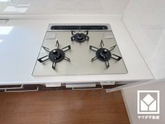 毎日の料理がもっとスムーズに。便利な3口コンロ付きキッチン。スタイリッシュなガラストップなので、お手入れもしやすいです。