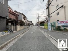 敷地に隣接して遊具付きの小さな公園がございます。足がすべり台になっている大きなタコの遊具やブランコ、ゆったりとした広場などが整備された「南の口公園」も徒歩2分の距離にあり、子育て世帯の方にもお勧めです