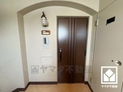 シンプルで洗練された玄関デザイン。帰るたびにホッとできる、心地よい住まいの入り口。