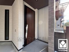 防犯性と利便性を両立したカードキー付システムドア「CAZAS」搭載。ナチュラルな木目調のドアが落ち着いた雰囲気を演出し、訪れる人々を温かく迎えます。