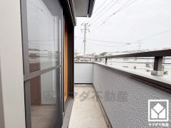 バルコニーが2階に2か所、3階に1か所ございますので、お洗濯物をたっぷりと干す事ができます。