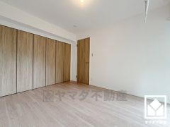 バルコニーにつながるお部屋で、通風・陽当たり良好。