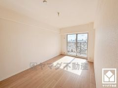 全室バルコニーに繋がるお部屋となっております。風通しが良く、明るい陽光がたっぷり差し込む心地よい生活空間です。