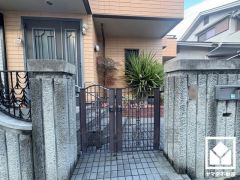 玄関前はゆったりとしたスペースがあり、ガーデニングなども楽しんでいただけます。門扉がございますので、防犯面でも効果的です。