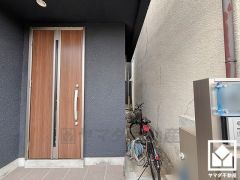 玄関ドアは防犯性に優れたダブルロックドアです。