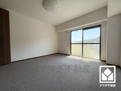 全室バルコニーに繋がるお部屋となっております。明るい陽光がたっぷり差し込む心地よい生活空間です。