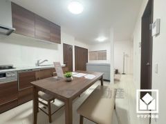 キッチンは空間を有効活用できる壁付けタイプ。毎日の料理がもっとスムーズになる、便利な3口コンロ付き。毎日の家事の負担を軽減でき、水道代の節約にもなる食器洗乾燥機もございます。