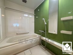 清潔感あふれる空間で、毎日のバスタイムをより快適に。ボタン1つで自動でお湯張りができるオートバス機能付き。