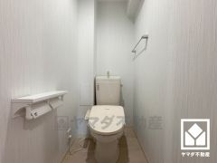 明るく清潔感溢れるトイレです。温水洗浄便座付きで、季節を問わずいつでも温かい便座をお使いいただけます。