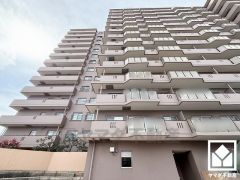 東側には緑豊かな武庫川が流れており、広々とした川沿いにはサイクリングコースなども整備されています。四季折々の自然を感じながら、ウォーキングやジョギング、サイクリングなどの運動も楽しめる住環境です。