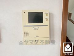 突然の来訪時でも安心なモニター付きインターホンを完備。お留守番中のお子様でも簡単に来訪者の確認ができます。（リフォーム前の写真です）