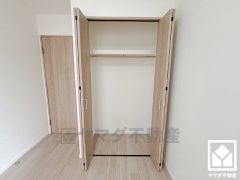 新たに家具を買わなくても良いので、ハンガーパイプ付きのクローゼットは嬉しいですね。