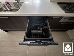 毎日の家事の負担を軽減でき、水道代の節約にもなる食器洗乾燥機付き。