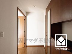 玄関にはたっぷりの収納スペースを完備。家族の靴もしっかり収納できるので、玄関がいつも片付き、気持ちよくお客様を迎えられます。お出かけの前のチェックにも便利な鏡付きです。