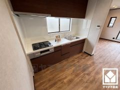 キッチンは空間を有効活用できる壁付けタイプ。窓がございますので、昼間は手元が明るく、お料理がはかどります。