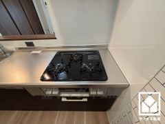 家族のごはん作りがはかどる。同時調理ができる3口コンロ付き。