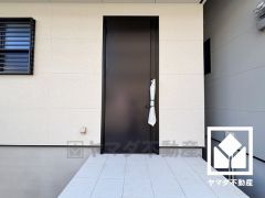 シンプルで洗練された玄関デザイン。帰るたびにホッとできる、心地よい住まいの入り口。