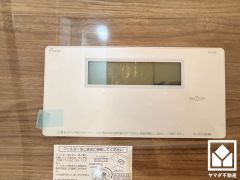 使うときに輝いて文字盤を表示する、住空間に溶け込むスタイリッシュなステルス給湯リモコンです。オートバスや追い炊きの他、生活を豊かにする機能が多数搭載されています。