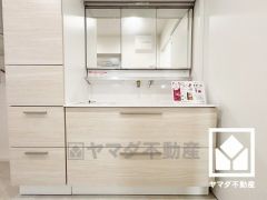 収納豊富なトールキャビネット付きでスッキリお使い頂ける3面鏡の洗面台です。ワイドなカウンターで、忙しい朝でも身支度がしやすく時短になります。