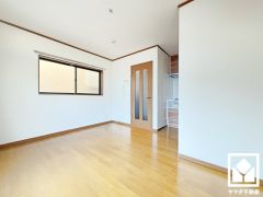心地よい空間が広がるリビングで、家族みんなが快適に過ごせる時間を提供。