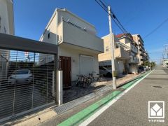 浴室乾燥機付き。雨の日の洗濯や花粉・ウイルス対策にも。小窓も付いているので、こもりがちな湿気をすぐ取り除くことができます。