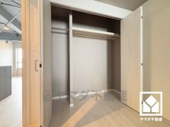 収納力豊富なウォークインクローゼット付き。お洋服はもちろん、スーツケースなどの大物もしっかり収納できます。