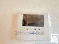 太陽光発電4.55kW・蓄電池搭載。自家発電した電気を使うことで電気代の節約になると同時に、電気料金に含まれる再エネ賦課金の支払い額の削減にも繋がり、余剰電力を売ることで収入を得ることもできます。