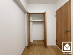 お洋服はもちろん、スーツケースなどの大物もしっかり収納できます。