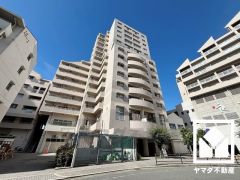 JR東西線「尼崎」駅まで徒歩約8分の立地。徒歩5分圏内に買い物施設が複数揃う、生活便利な環境です。