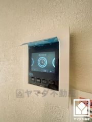 突然の来訪時でも安心なモニター付きインターホンを完備。お留守番中のお子様でも簡単に来訪者の確認ができます。