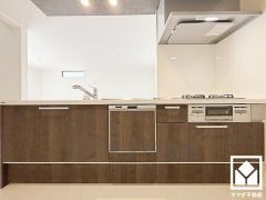 フラットタイプのカウンターキッチンなので配膳や片付けがしやすく、お料理中でもお子様の様子が分かって安心です。