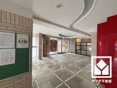 エントランスから始まる、快適な暮らし。オートロック完備の防犯性とデザイン性を両立した、安心の住まい。