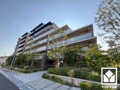 キッチンはカウンター付きの対面式。配膳や片付けがしやすく、お料理中でもお子様の様子が分かって安心です。