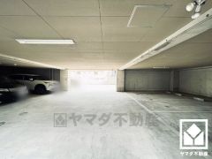 敷地内に駐車場を完備。出入り口にはリングシャッターが設置されており、セキュリティに配慮されています。空き状況はお問い合わせください。