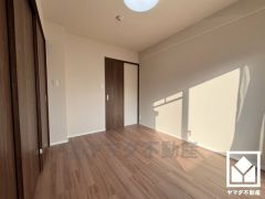 約5.6帖の洋室です。リビングに隣接する引き戸のお部屋で、一体利用も可能。ウォークインクローゼット付きで整理整頓もしやすいです。