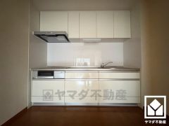キッチンは空間を有効活用できる壁付けタイプ。