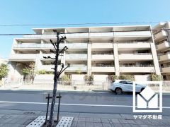 開放的で落ち着いた中庭があり、住まう人の憩いの場に。木々が多く植えられていて、四季の移り変わりが感じられる緑豊かな景観です。落ち着いた空間で、ほっと一息つける時間を。