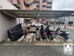 屋根付きのバイク置場を完備。雨や風、直射日光からお乗り物を守ることができます。