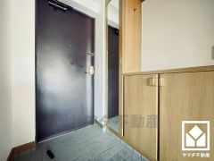 シンプルで洗練された玄関デザイン。帰るたびにホッとできる、心地よい住まいの入り口。