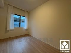 約5.2帖の北側洋室です。お子様のお部屋などにも丁度良い広さです。