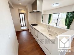 カウンターキッチンなので配膳や片付けがしやすく、お料理中でもお子様の様子が分かって安心です。毎日の料理がもっとスムーズになる、便利な3口コンロ付き。