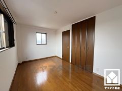 約7.5帖の3階南側洋室です。2面採光の大きな窓からは明るい光が降り注ぎます。柔らかな光が差し込むお部屋で、快適で落ち着いた生活をお送りいただけます。