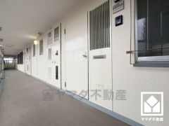 白を基調とした明るい玄関で、毎日を爽やかにスタート。清潔感あふれる空間が、訪れる人々を温かく迎えます。