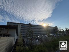 2023年7月建築、総戸数130戸の築浅分譲マンションです。室内大変丁寧にお使いです。お問合せお待ちしております。